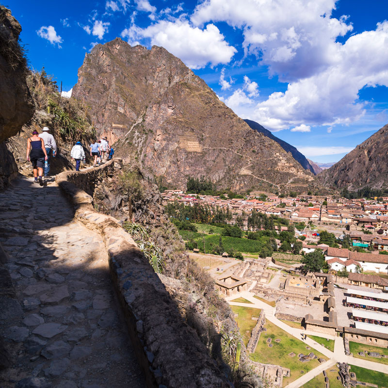 ollantaytambo riproduzione di nave vichinga che naviga in norvegia