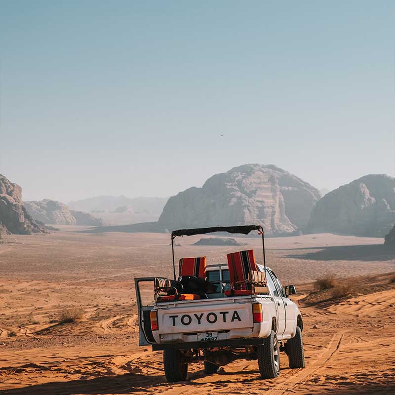 wadi-rum-escursione riproduzione di nave vichinga che naviga in norvegia